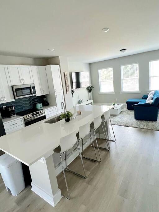 Brand New Build 10 Min- Uptown Villa Charlotte Exterior photo